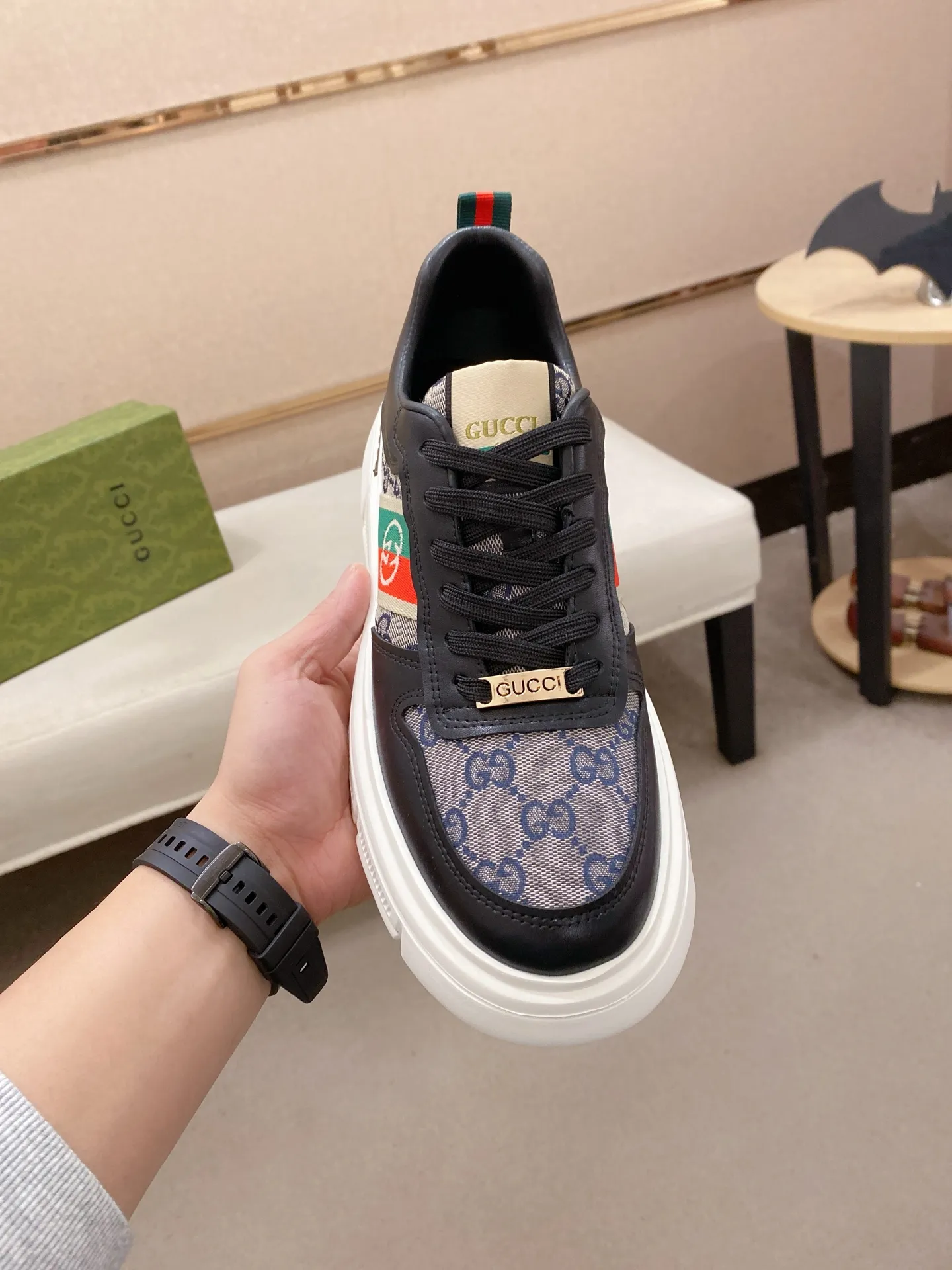 Factory price 400💰New GUCCI (Gucci) counters are on the market at the same time, new men's shoes, 😘fabrics are selected imported cowhide, lining: sheepskin lining. 👍🏿 High-end ☄️ air-cushion molded anti-slip rubber outsole, exquisite lines, simple and elegant, comfortable and high-end for leisure travel. Code number: 38 to 44 (45 can be customized and cannot be returned or exchanged)